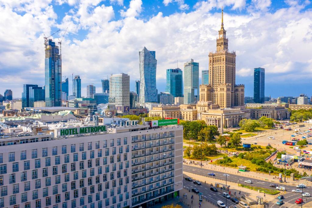 uma vista para o horizonte da cidade com arranha-céus em Hotel Metropol em Varósvia