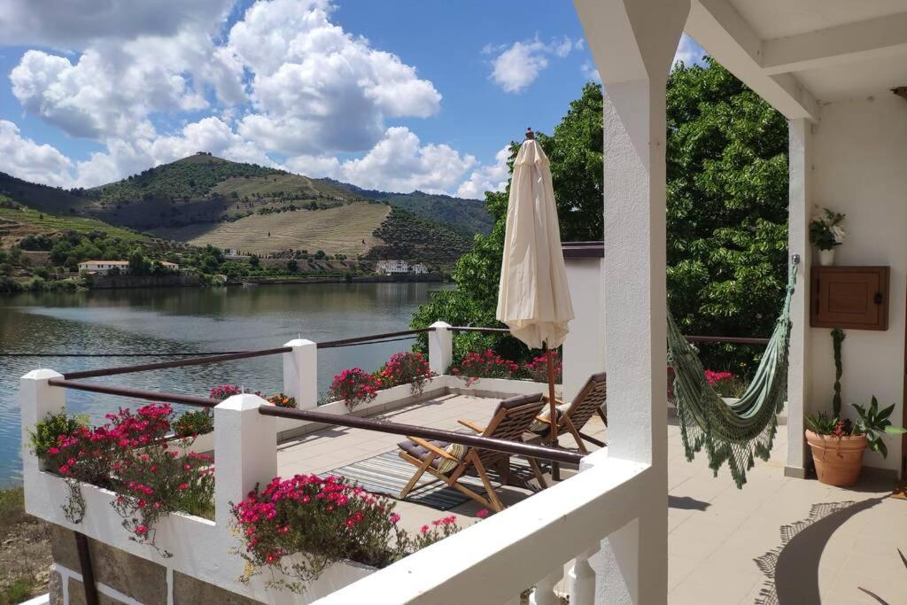- Balcón con vistas al lago y sombrilla en Casa dos Vinhais - Douro Valley, en Coleja