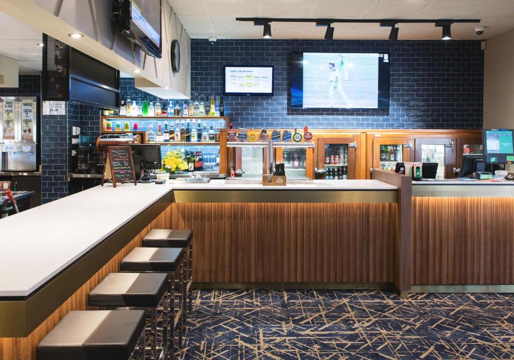 Nightcap at Hendon Hotel - Resim 41