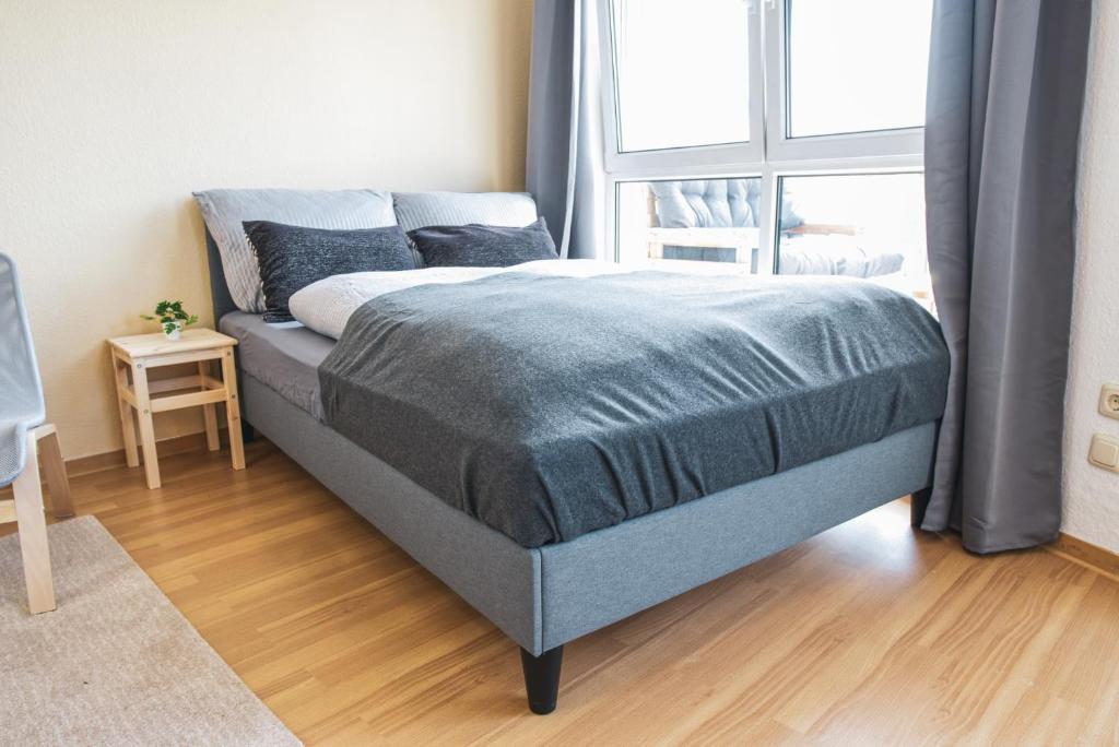 Postel nebo postele na pokoji v ubytování FULL HOUSE Studios - KornhausSupreme Apartment - Balkon, WiFi