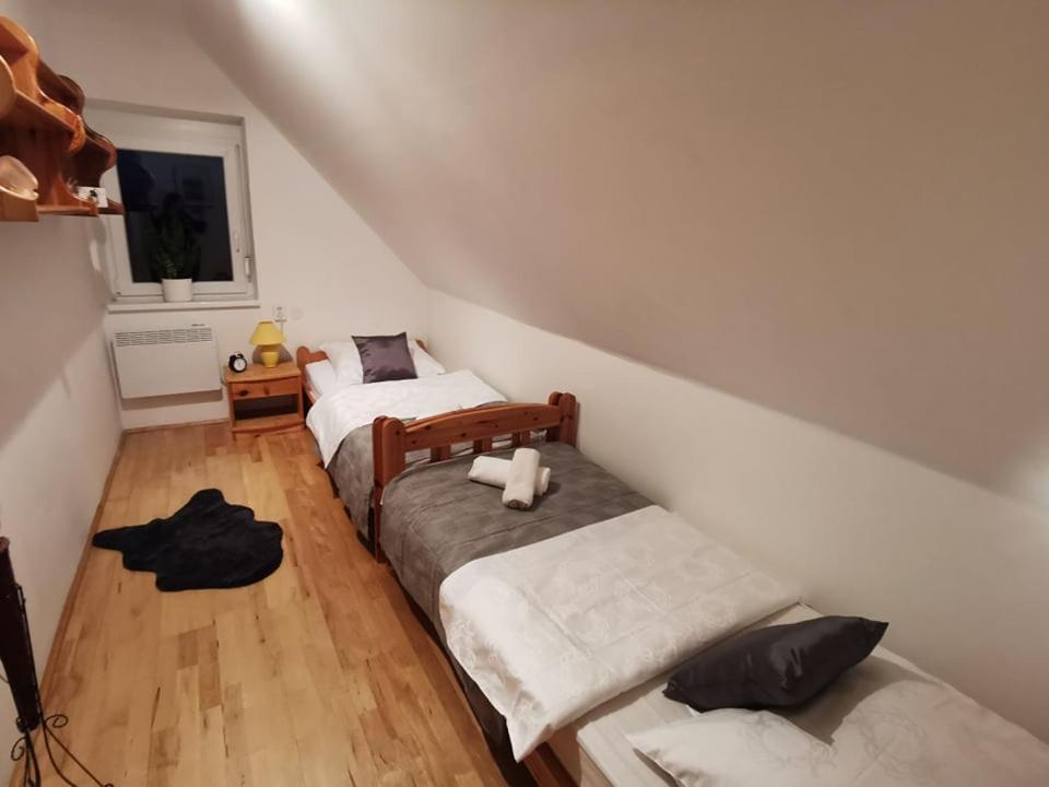 Postel nebo postele na pokoji v ubytování Farkas Apartman Rezi