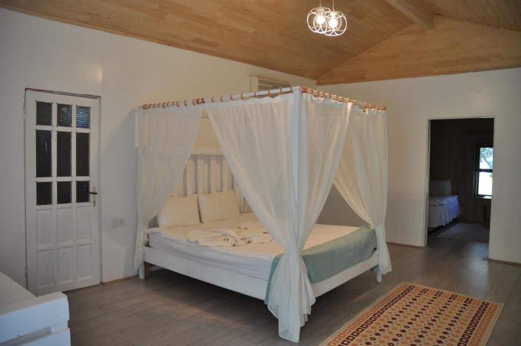 Postel nebo postele na pokoji v ubytování Bellerofon Beach Otel
