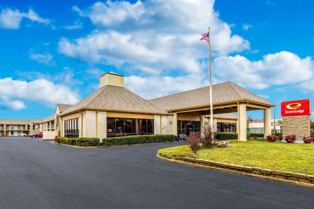 ノーフォークにあるEcono Lodge Naval Station Norfolkの旗が掲げられた建物