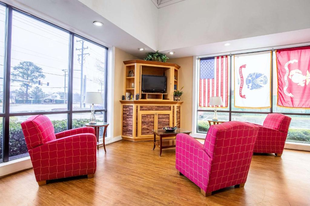 Econo Lodge Naval Station Norfolkにあるテレビまたはエンターテインメントセンター