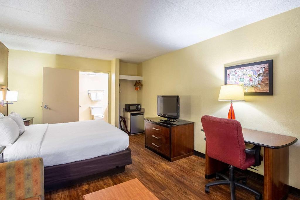 Econo Lodge Naval Station Norfolkにあるテレビまたはエンターテインメントセンター