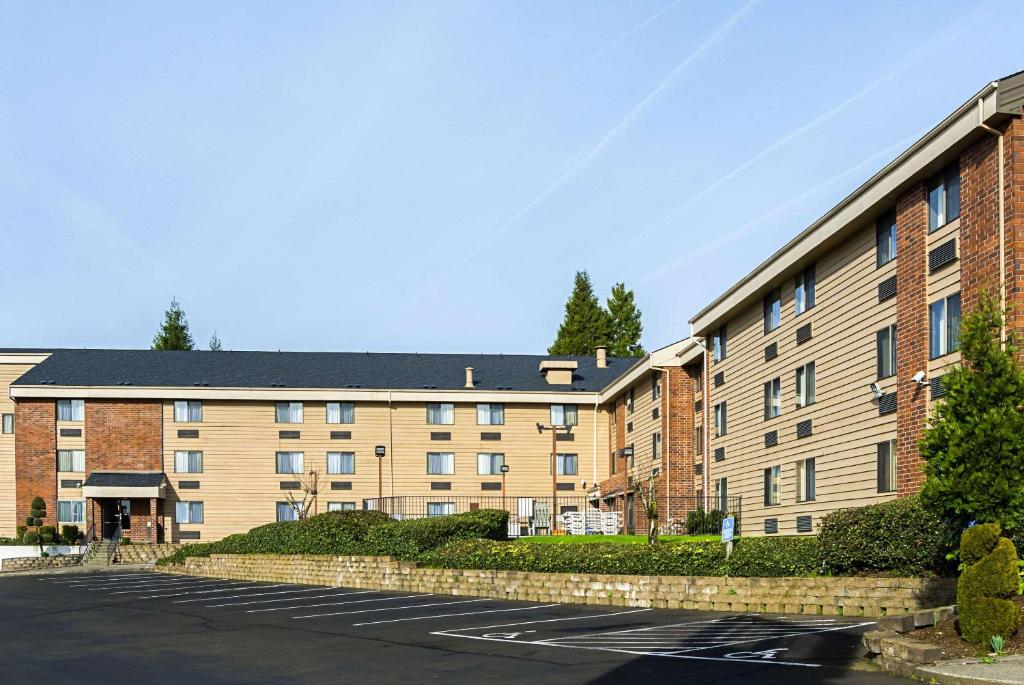 a large brick building with a parking lot at Quality Inn & Suites Clackamas - Portland in Clackamas