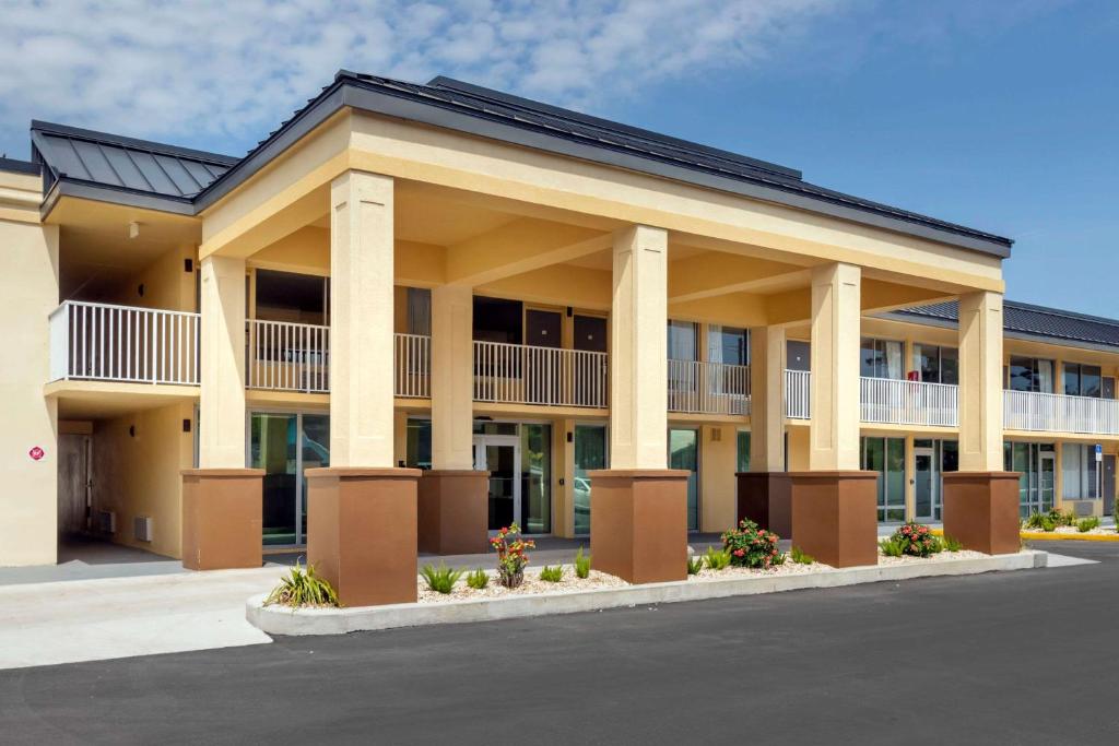 einen Blick nach außen auf ein großes Gebäude mit Säulen in der Unterkunft Quality Inn Saint Petersburg North-Tampa Bay in St Petersburg