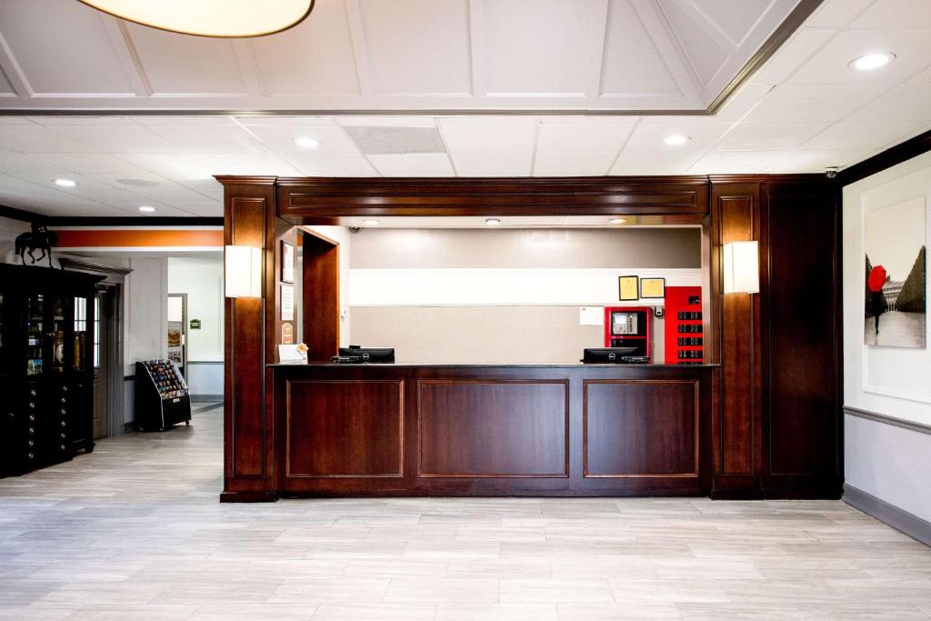 a lobby with a reception desk in a building at Clarion Hotel & Conference Center Leesburg in Leesburg