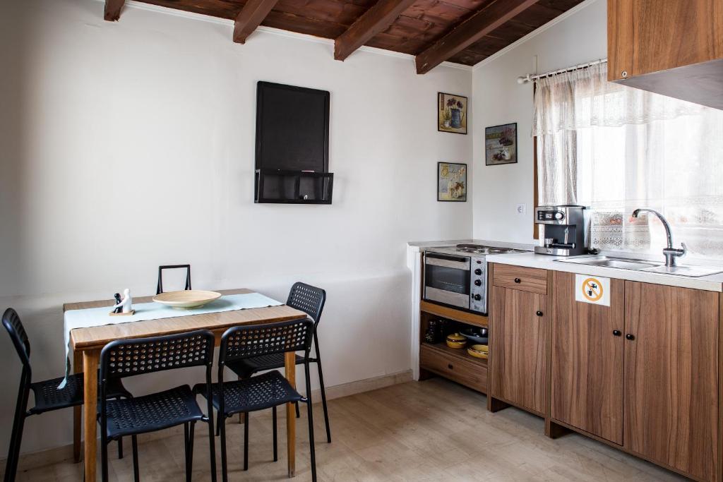Kuchyňa alebo kuchynka v ubytovaní Alice House