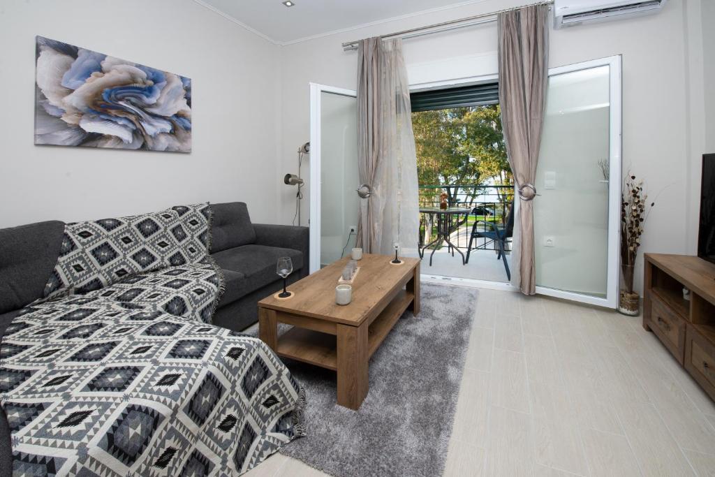 salon z łóżkiem i kanapą w obiekcie Anastasia s apartment w Korfu