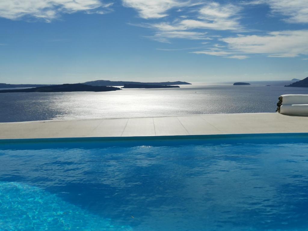 FoinikiáにあるAegean Blue Iconsの水辺の景色が見えるプール