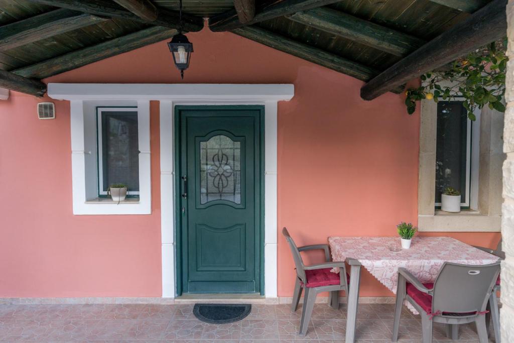 Patio nebo venkovní prostory v ubytování Vrisanos