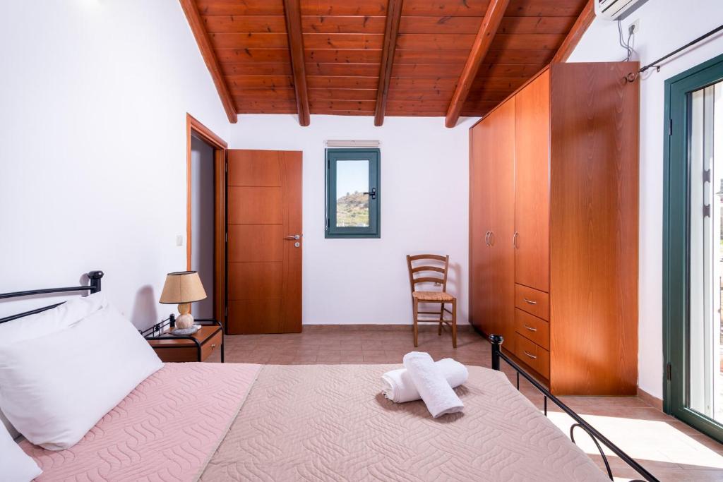 Postel nebo postele na pokoji v ubytování Vrisanos