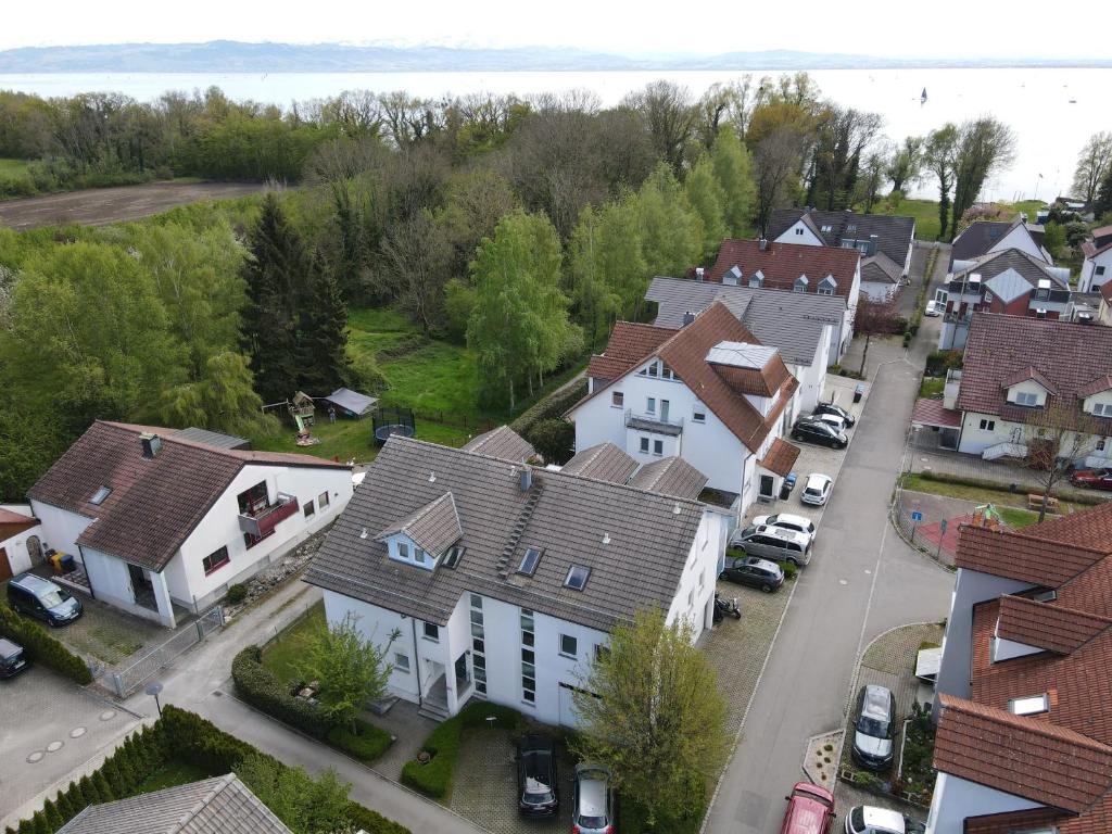 eine Luftansicht eines Wohnviertels mit Häusern in der Unterkunft Ferienwohnung Ruske in Friedrichshafen