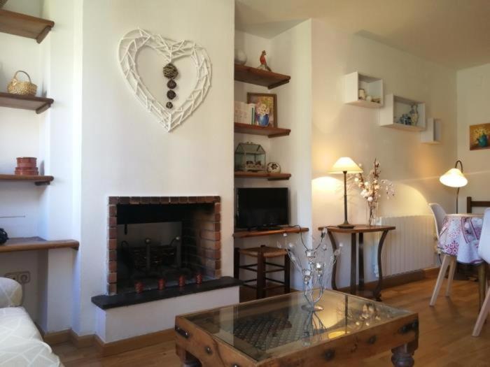 a living room with a fireplace and a coffee table at P02 3 dormitorios pla in Pla de l'Ermita