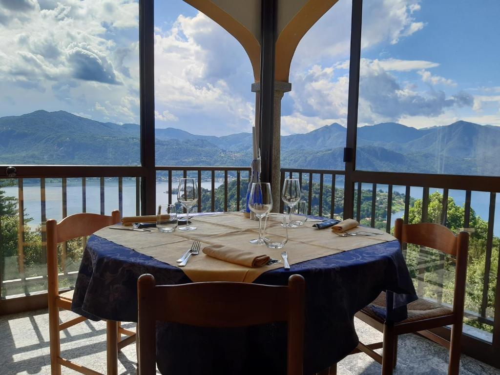 - une table avec des verres à vin et une vue sur les montagnes dans l'établissement Hotel Battle Of Britain, à Ameno