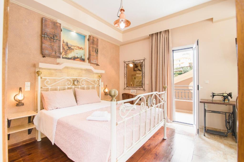 1 dormitorio con cama blanca y balcón en Kadith Studio - Agios Gordios, en Agios Gordios