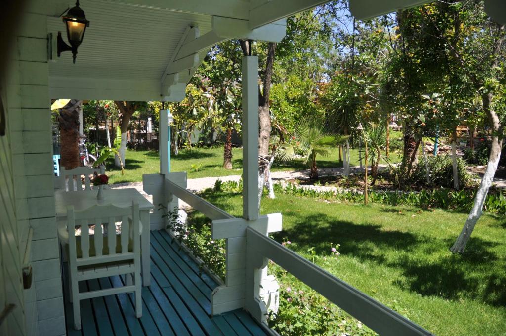 Zahrada ubytování Bellerofon Beach Otel