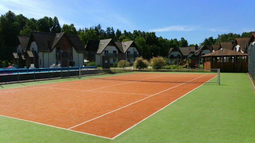 Tenis alebo squash v ubytovaní Marinera alebo jeho okolí