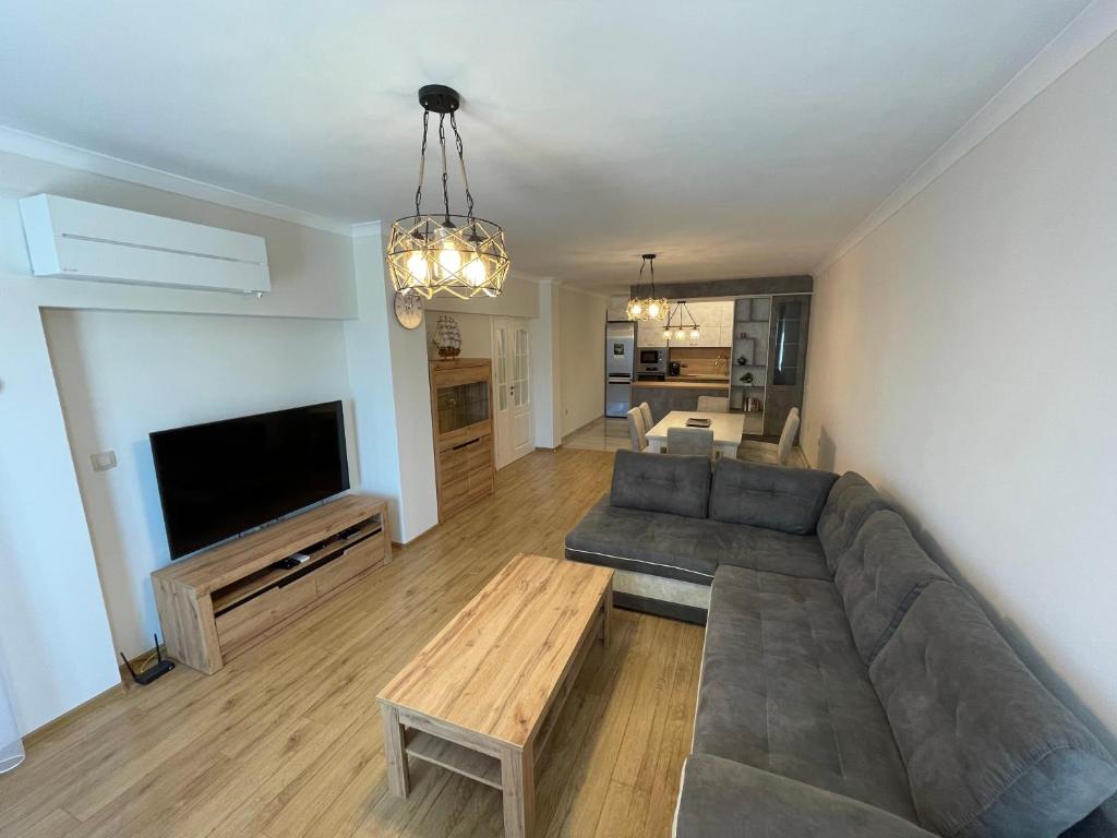 - un salon avec un canapé et une table dans l'établissement CENTRAL Lux Apartment, à Varna