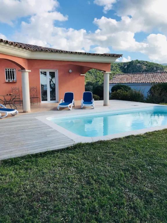 Bazén v ubytování Superbe villa avec piscine vue mer, proche plage et Porticcio nebo v jeho okolí