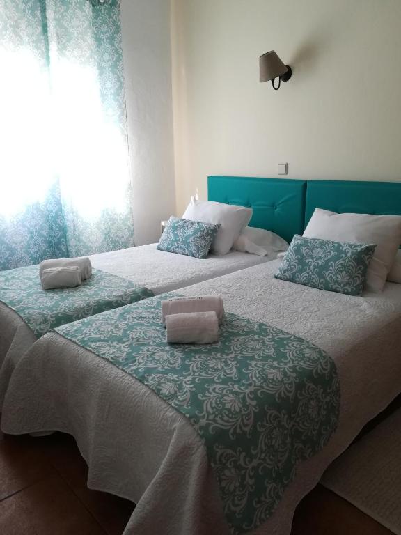 Postel nebo postele na pokoji v ubytování Quartos Abelha