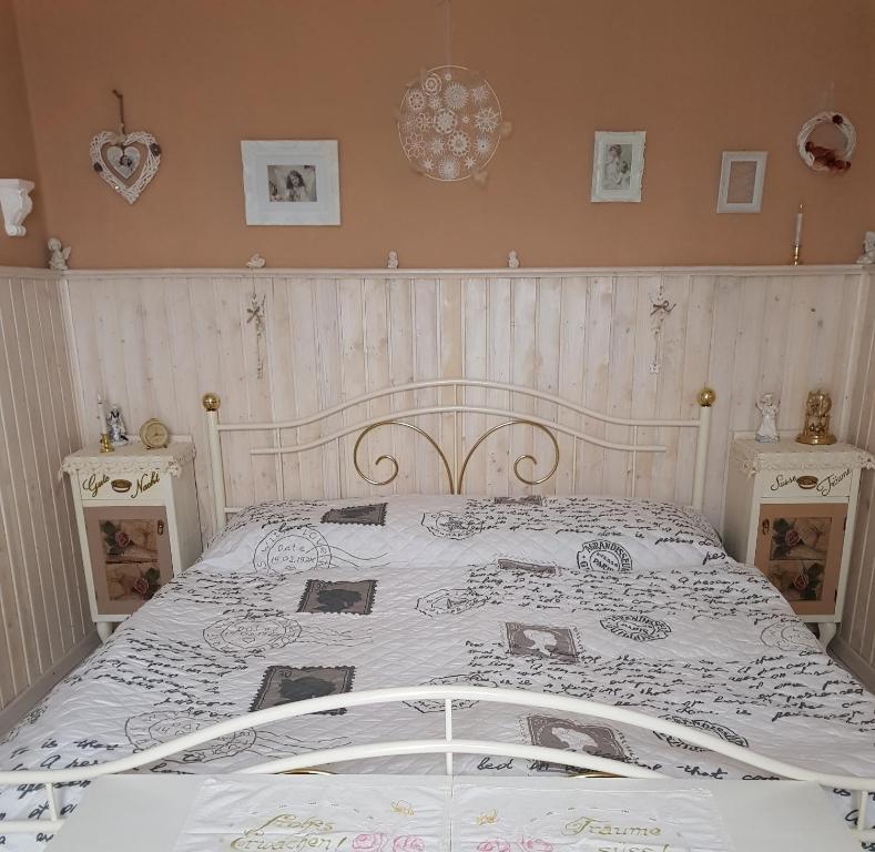 un letto in una camera da letto con due comodini di Burgi`s Ferienhaus a Litschau