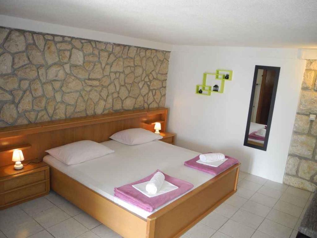 Postel nebo postele na pokoji v ubytování Apartment in Dramalj 5788