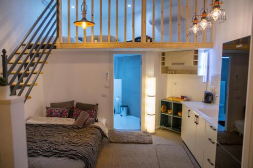 Habitación con cama y cocina con escalera en Ice guest house, en Majdal Shams