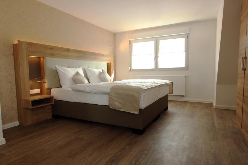 Postel nebo postele na pokoji v ubytování Hotel Adler
