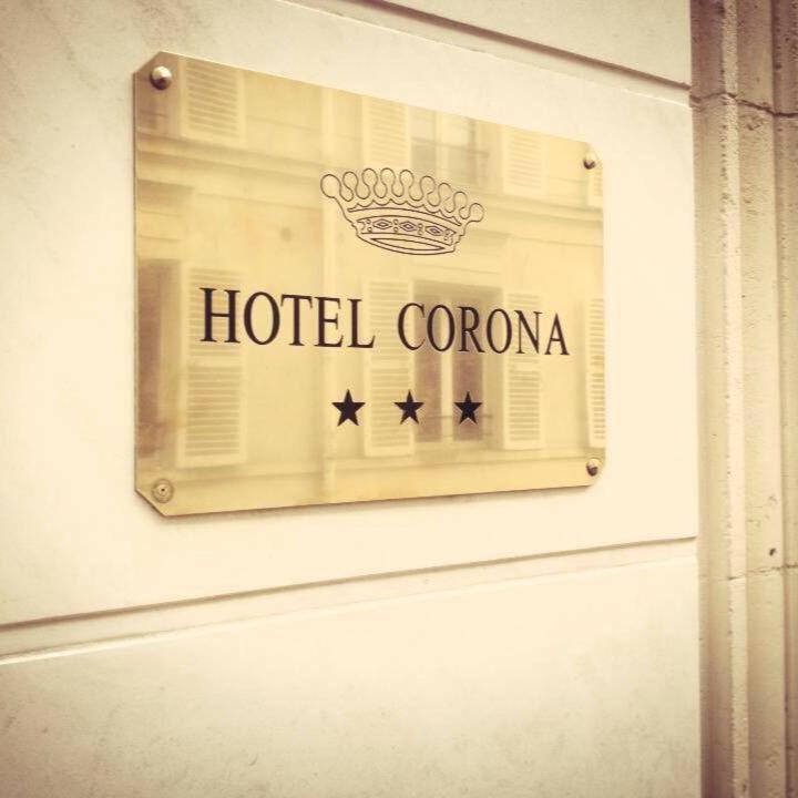 un panneau indiquant une corona d'hôtel sur un mur dans l'établissement Hotel Corona -Rodier-, à Paris