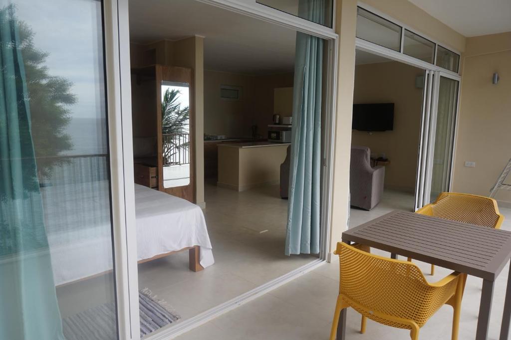TV a/nebo společenská místnost v ubytování Maka Bay Self Catering