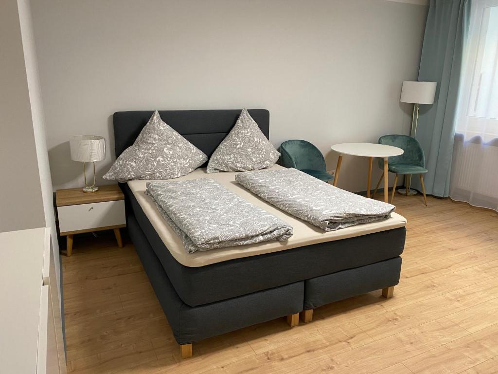 uma cama com almofadas num quarto em City Apartment am Hauptbahnhof N3 em Nurembergue