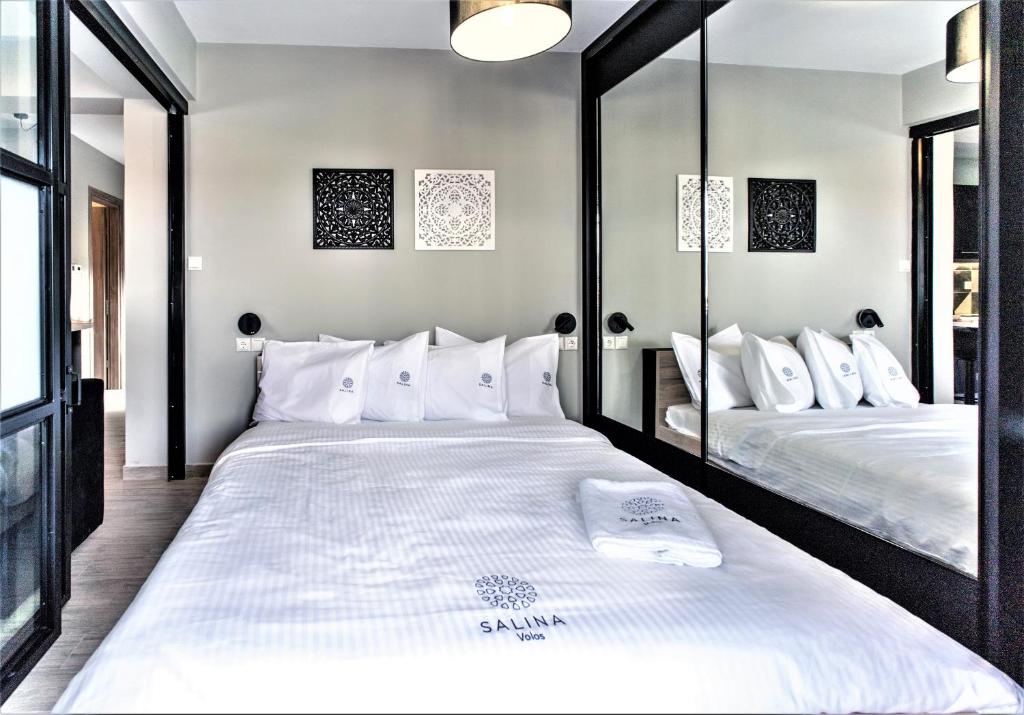 Postel nebo postele na pokoji v ubytování Salina Premium Residences Volos