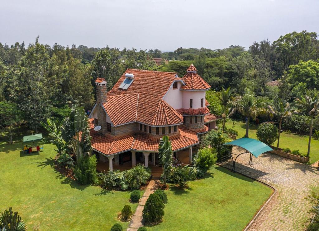 uma vista aérea de uma casa com um telhado em Edaala Comfort - B&B em Nairobi