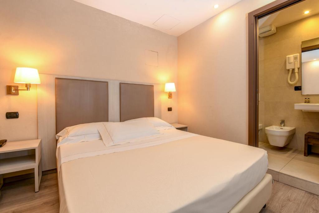 Postel nebo postele na pokoji v ubytování Hotel Tripoli