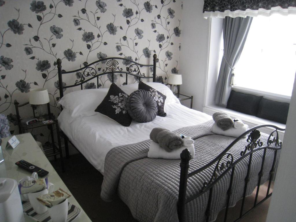 Postel nebo postele na pokoji v ubytování Rosebud Cottage Guest House