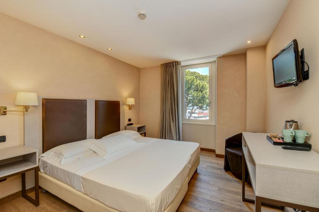 Postel nebo postele na pokoji v ubytování Hotel Tripoli