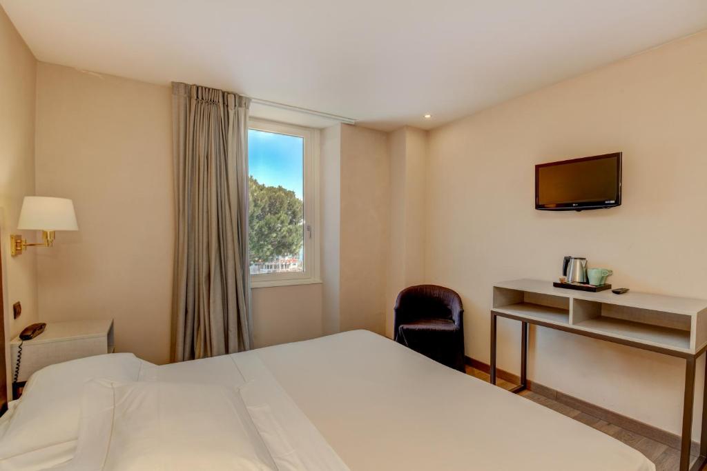 Postel nebo postele na pokoji v ubytování Hotel Tripoli