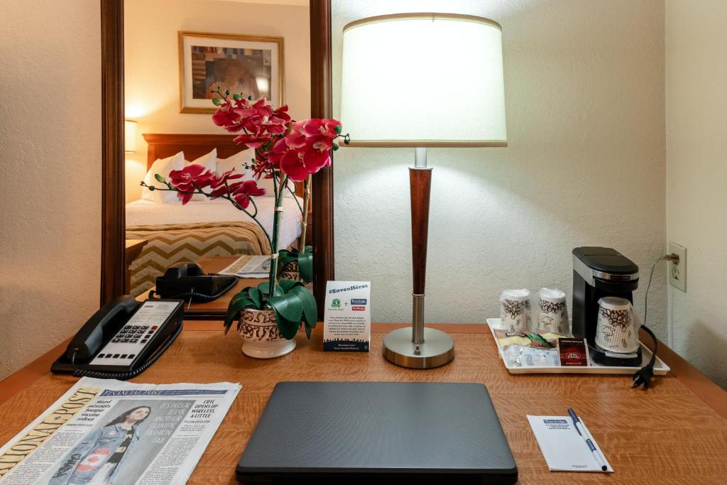 Travelodge by Wyndham Ottawa East - Resim 39