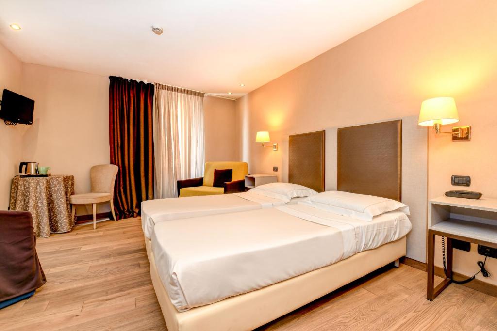 Postel nebo postele na pokoji v ubytování Hotel Tripoli