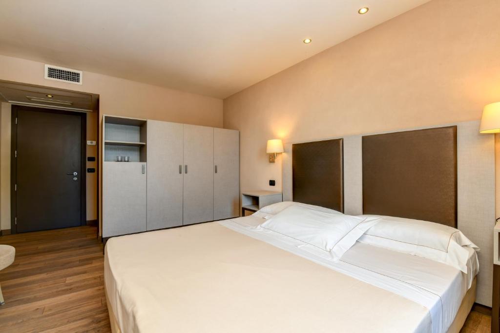 Postel nebo postele na pokoji v ubytování Hotel Tripoli