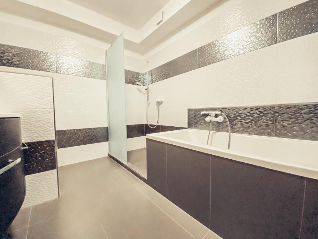 Kúpeľňa v ubytovaní Admiral Sky Deluxe Apartman By BLTN Siófok