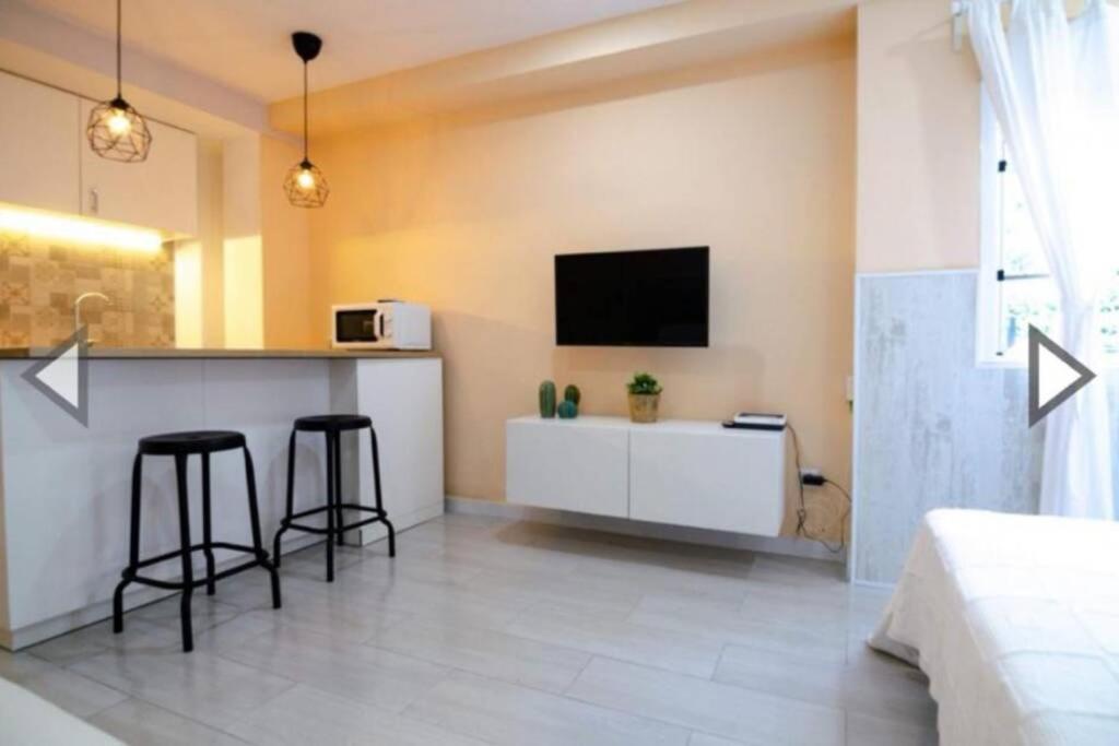 Televízia a/alebo spoločenská miestnosť v ubytovaní Apartamento LA DORADA