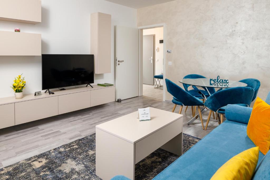 Brasov Holiday Apartments - Breezy Two-Bedroom Apartment