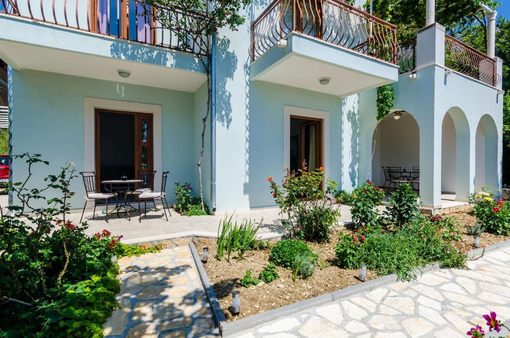 Vonkajšia záhrada v ubytovaní Carpe Diem Apartments