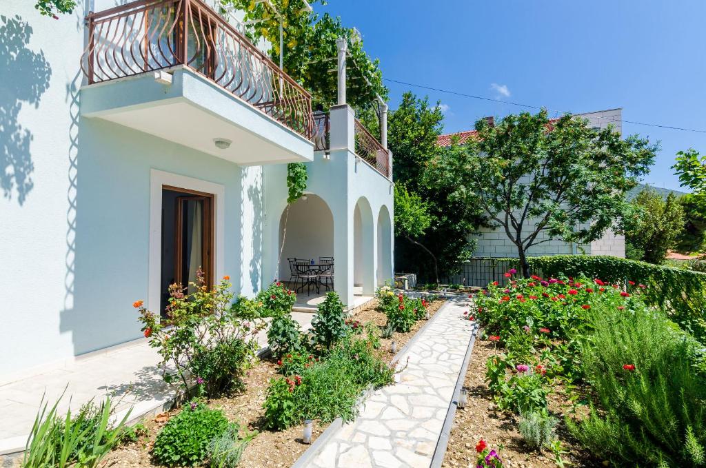 Vonkajšia záhrada v ubytovaní Carpe Diem Apartments