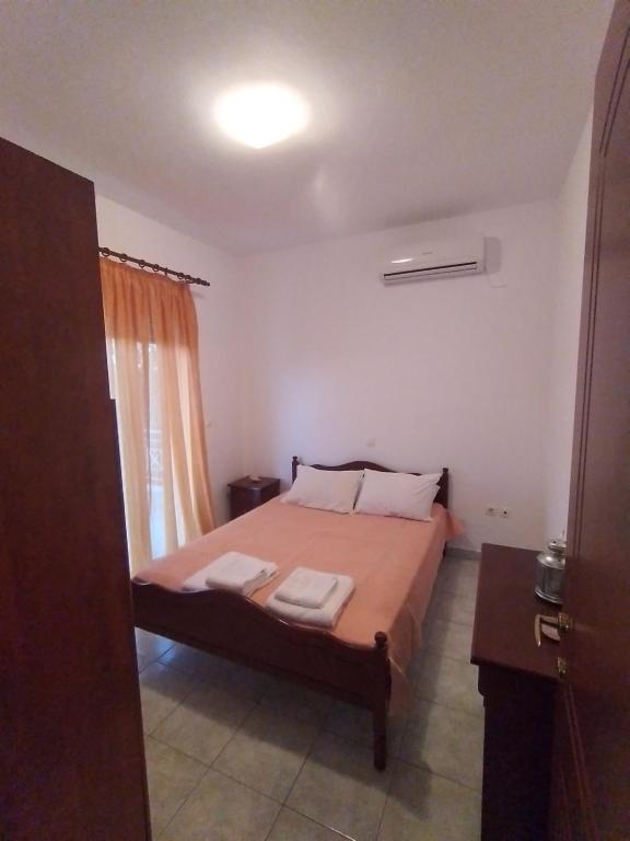 1 dormitorio con 1 cama con 2 toallas en Δειλινά, en Plati