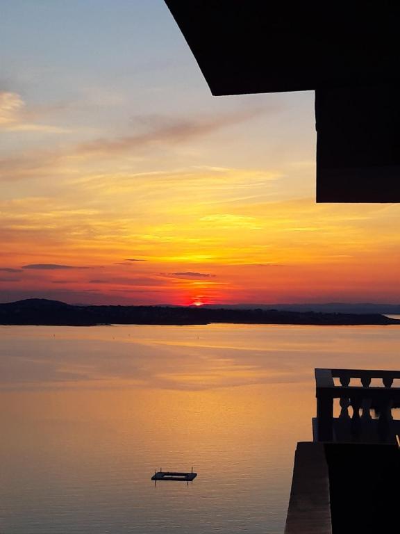 索佐波尔欧利恩酒店的日落时分在水面上的船