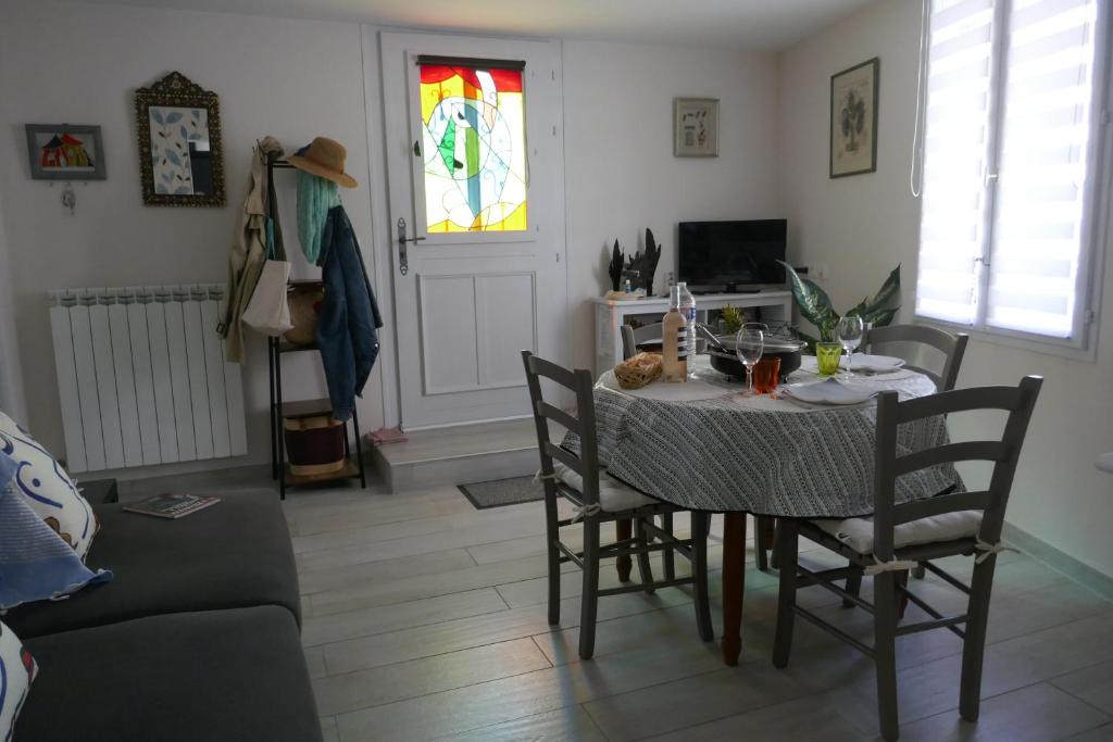 a dining room with a table and chairs and a window at T2 à Sérignan Hérault in Sérignan